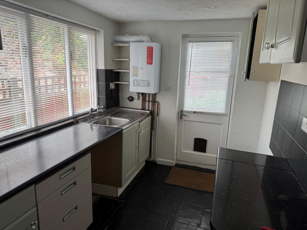 Lot: 26 - TWO-BEDROOM TOWN CENTRE GARDEN FLAT - Alternate Kitchen View